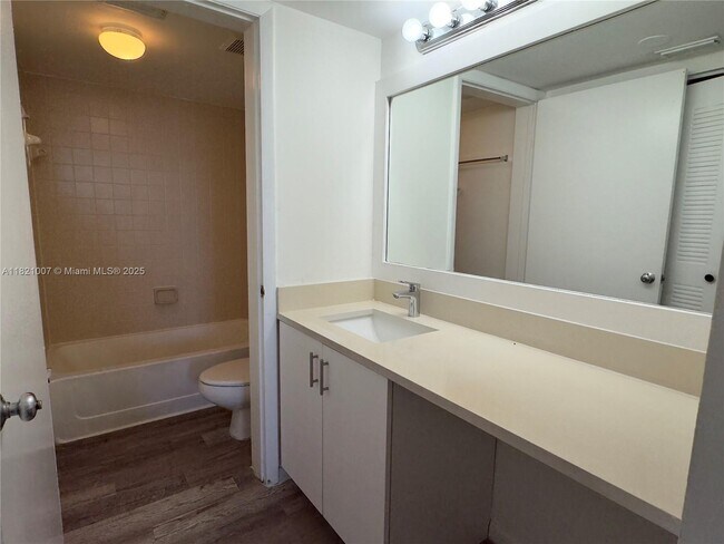 Building Photo - 2831 N Oakland Forest Dr