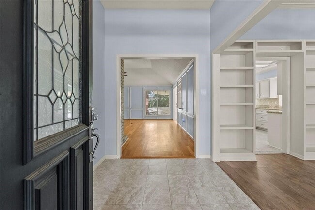 Building Photo - 2422 Fairwind Dr