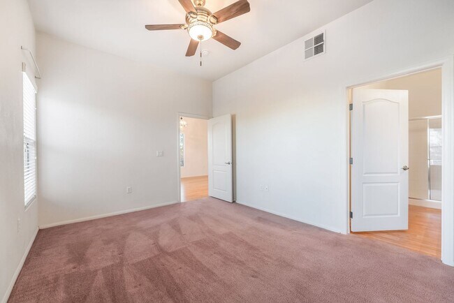 Building Photo - IMMACULATE 2 BEDROOM CONDO IN HENDERSON!