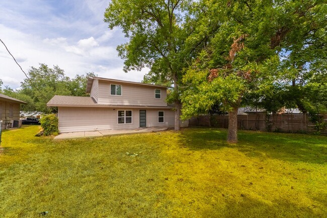 Building Photo - Hidden Gem | 4 bed 3 bath home in highly sought after Windsor Park!!!