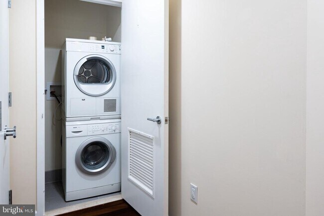 Building Photo - 1425 Locust St