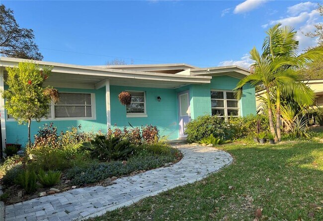 Building Photo - 813 N Waterview Dr