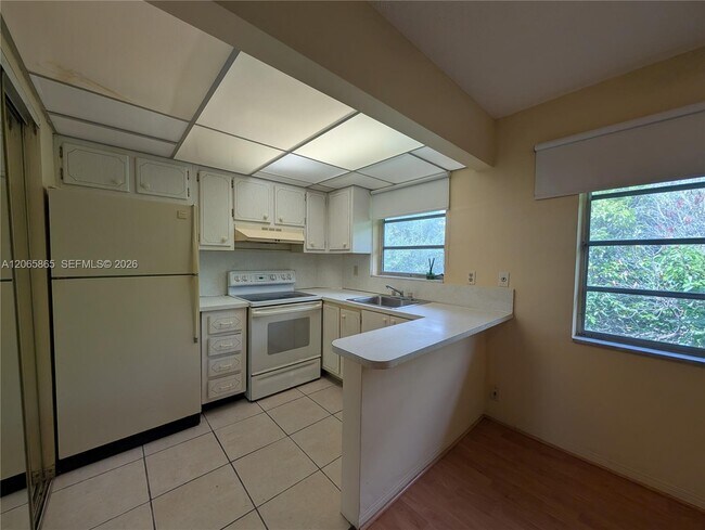 Building Photo - 900 Tallwood Ave