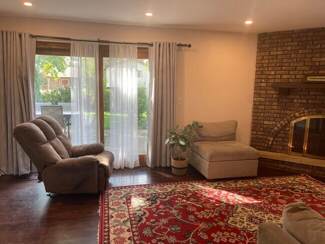 Building Photo - 1925 E Waverly Ln