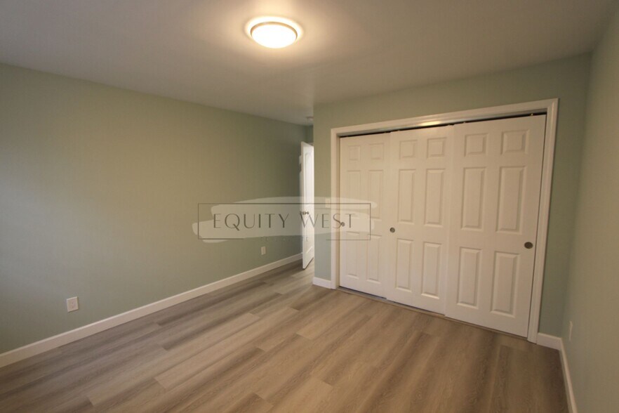 3508 left bedroom facing yard - 3506 Suter St