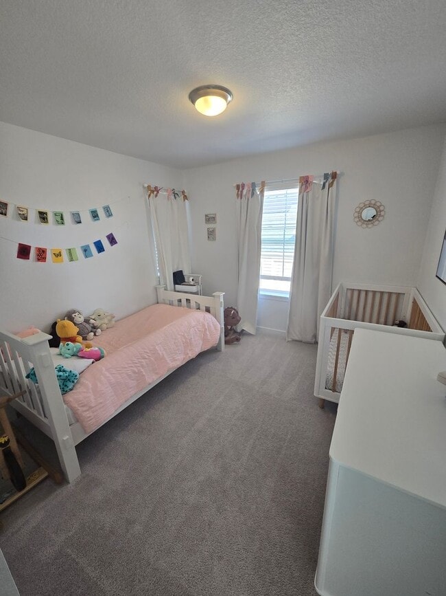 Building Photo - Spacious 4B/3B Available Early April!