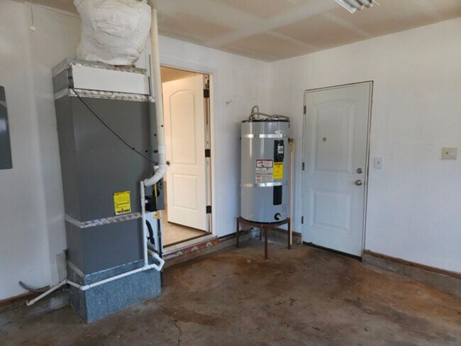 Building Photo - 3Bd/2Ba Single Story Home-Available soon!