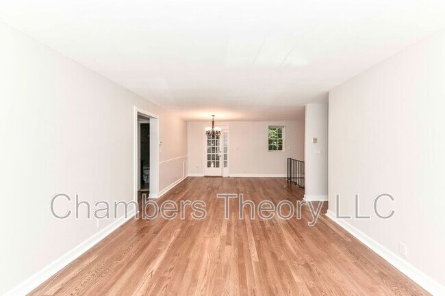 Building Photo - 3057 S Buchanan St