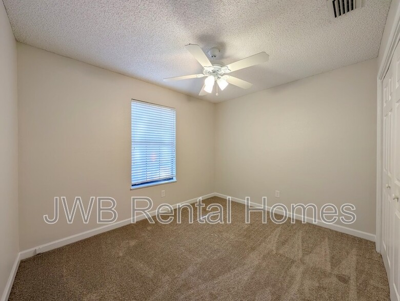 Building Photo - 3945 Oak St