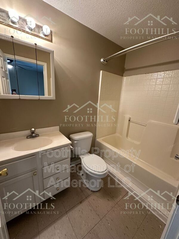 Building Photo - 1419 Oak Hill Dr