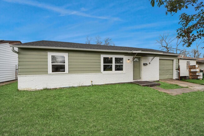 Building Photo - 10506 Sierra Dr