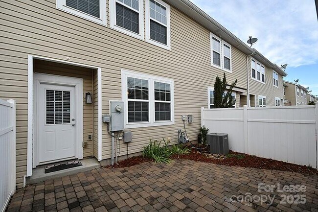 Building Photo - 8204 Viewpoint Lane