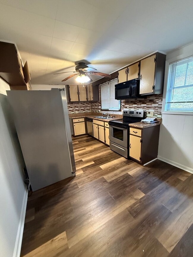 Building Photo - Hayesville Farmhouse