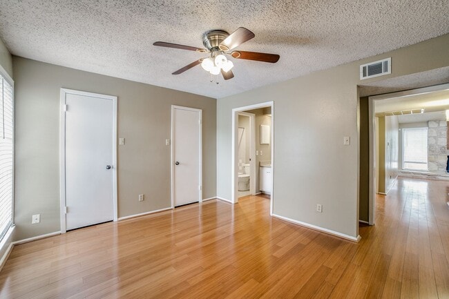 Building Photo - 2 Bedroom/2 Bath Woodmont Townhomes