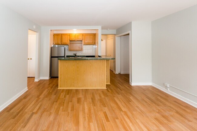 Building Photo - 448 W Wellington Ave