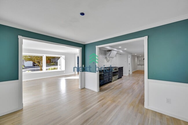 Building Photo - Stunning 5-Bedroom Home in Bellevue’s Top School District!