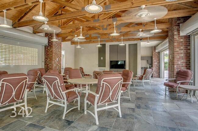 Building Photo - 600 13th St E