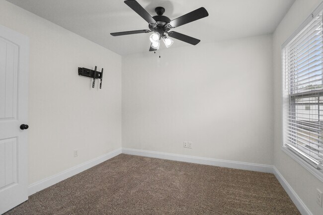 Building Photo - 525 Woodtrace Dr