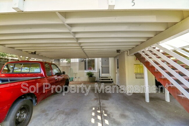 Building Photo - 5 Treanor St