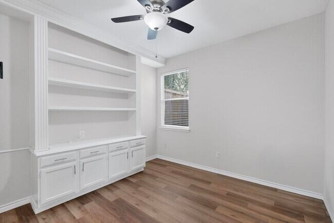 Building Photo - 1936 Gansett Dr