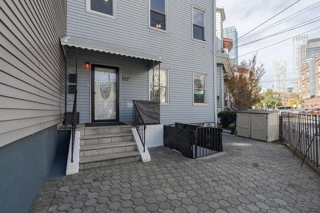 Building Photo - 337 Summit Ave