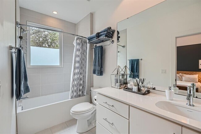 Building Photo - 705 E Monroe St