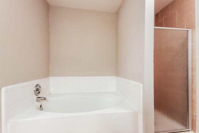 Building Photo - 2842 Fox Ravine Dr