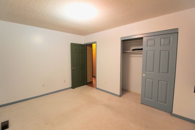 Building Photo - For Rent: Spacious Ranch-Style Home with S...