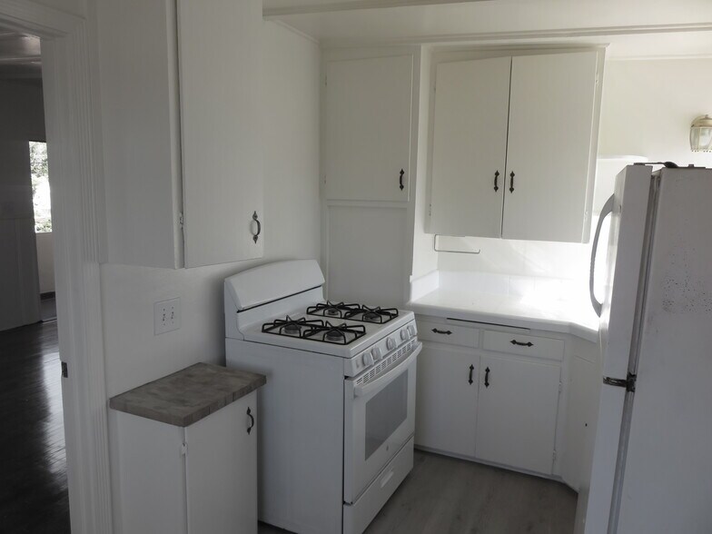 kitchen in studio apartment - 2694 N Frederic St