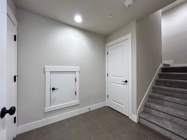 Building Photo - Incredibly Large 4 Bed 2.5 Bath Charmer!