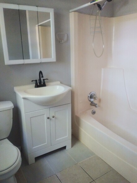 Building Photo - 1005 Maxham Rd