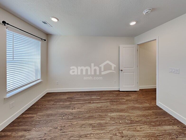 Building Photo - 2360 S Wild Horse Way