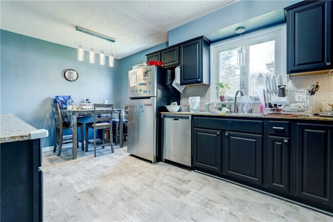 Building Photo - 889 Long Pond Rd