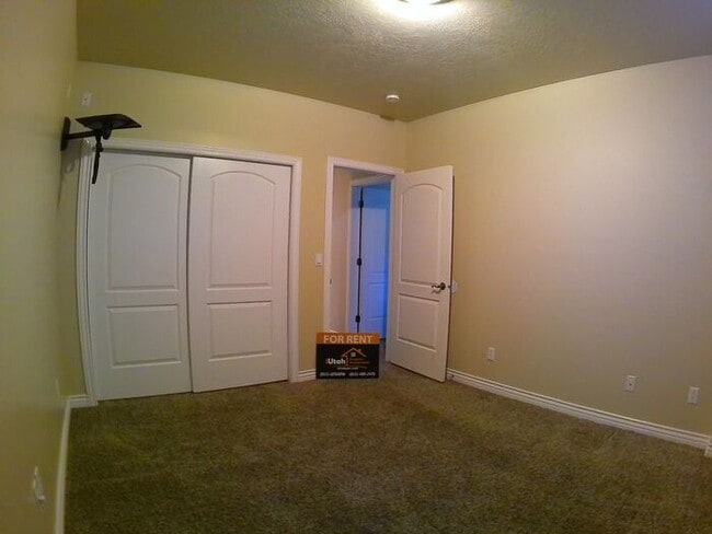 Building Photo - 5 bdrm 3bth Home 3 Car Garage Some utilities included