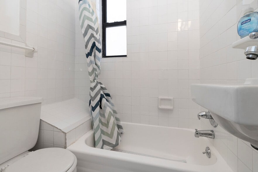 Building Photo - 334 E 96th St