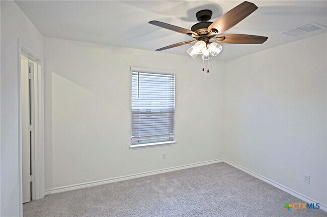 Building Photo - 512 Dakota Crk