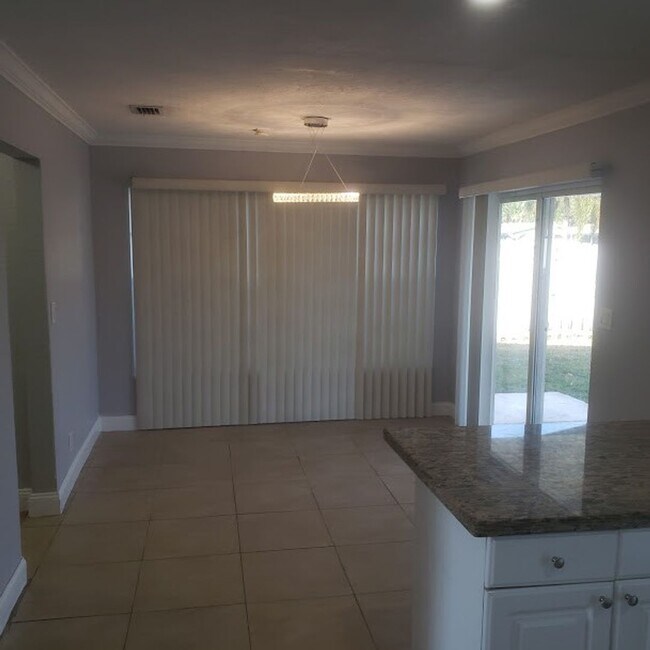 Building Photo - BEAUTIFUL HOUSE WITH POOL AND WATERFRONT 3...