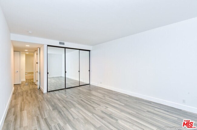 Building Photo - 268 S Lasky Dr