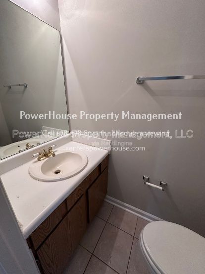 Building Photo - 502 Oakwood Ct