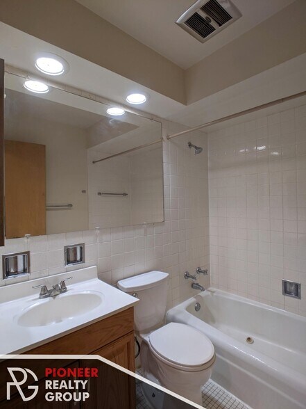 Building Photo - 531 W Aldine Ave