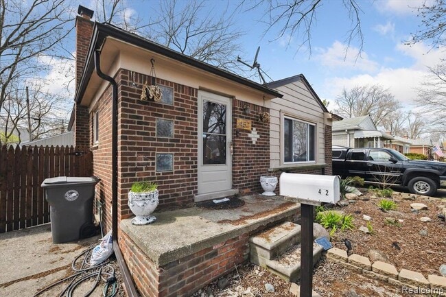 Building Photo - 452 Sunningdale Dr