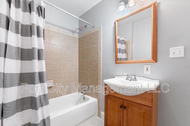 Building Photo - 3210 E Fairmount Ave