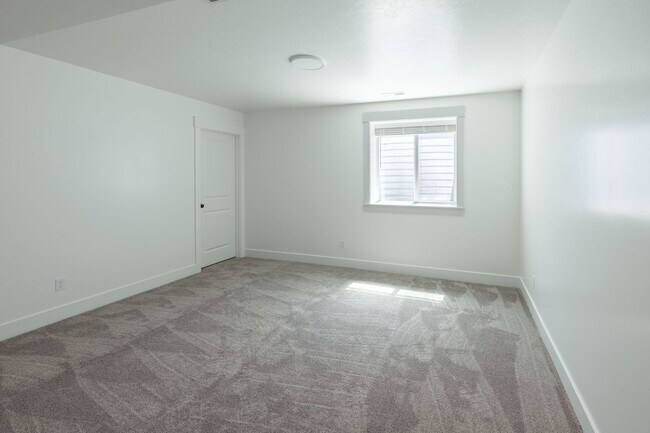Building Photo - $500 off first month's rent. If rented before the end of AUGUST!!BRAND NEW 5 BED 3 BATH TWIN HOME