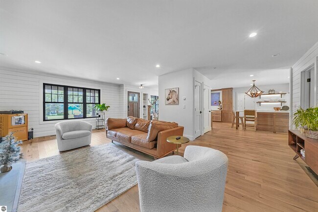 Building Photo - 7320 Peninsula Dr