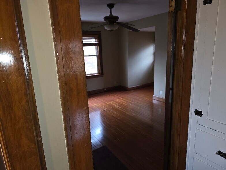 Building Photo - 727 S Rotherwood Ave