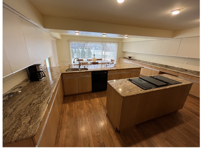 kitchen - 5835 Pinecroft Dr