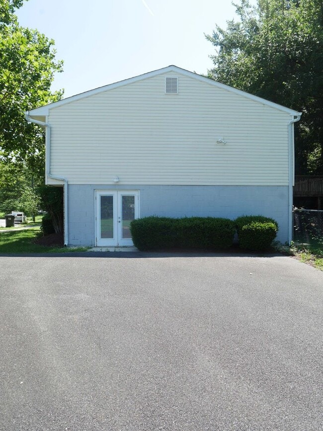 Building Photo - Spacious 3-Bedroom Single-Family Home in E...