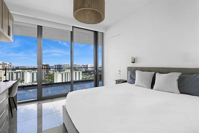 Building Photo - 18975 Collins Ave