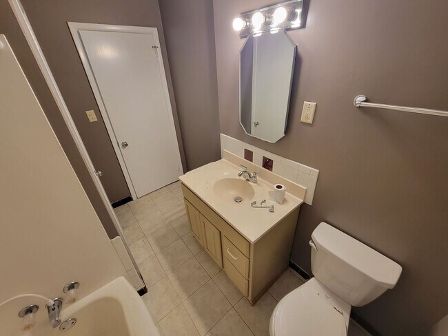 Building Photo - AVAILABLE AUGUST 15th - 4 Bed 3 Bath w/ Spacious Back Deck - SHORT TERM LEASE TILL END OF APRIL