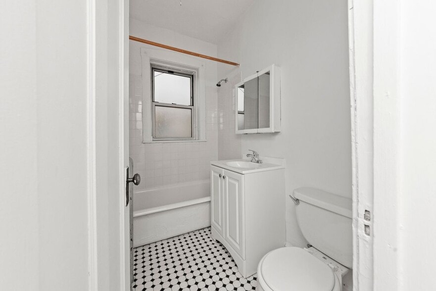 Building Photo - 5614 N Kimball Ave